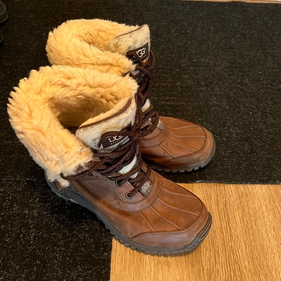 Adirondack Ugg snow boots. - Picture 1 of 5